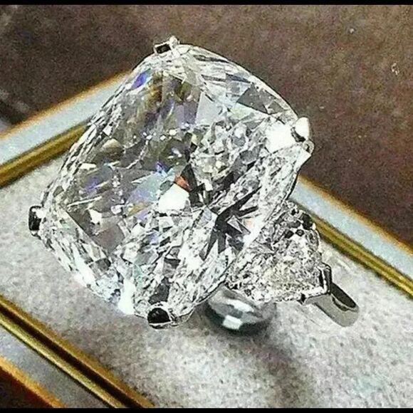 Amazing Woman’s White Sapphire Engagement Ring - Picture 1 of 6